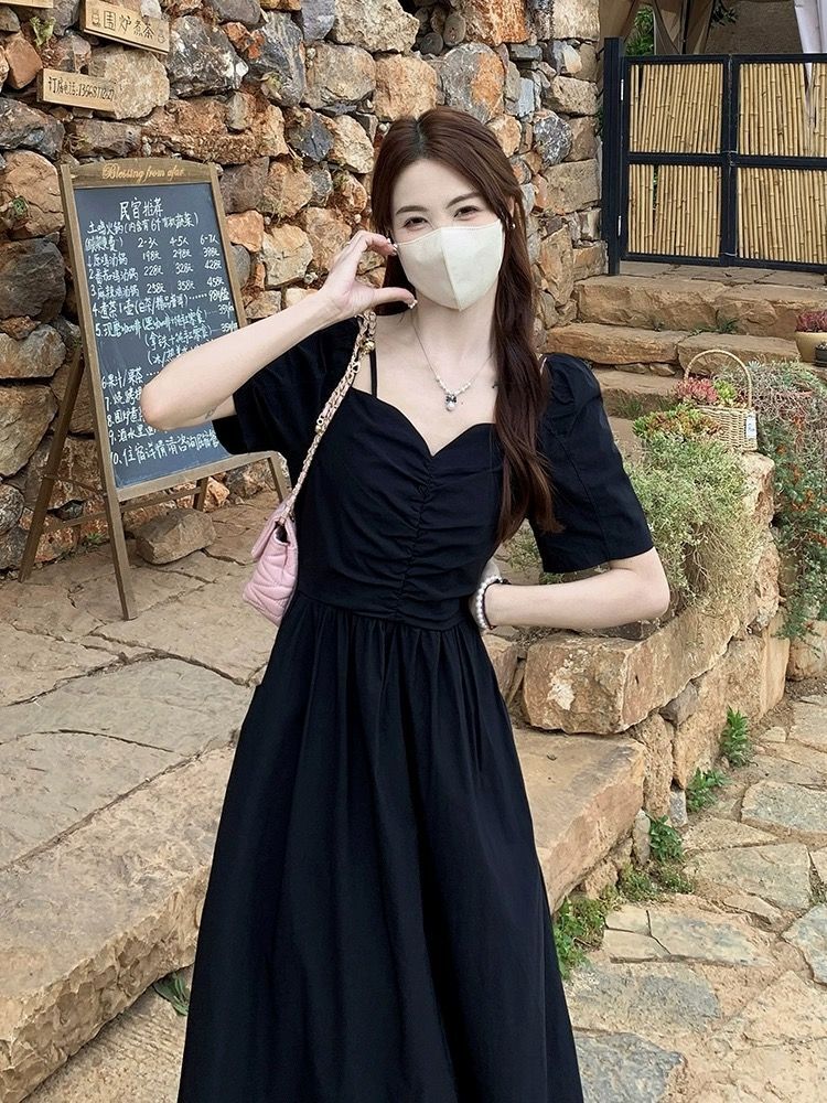 洋气炸街黑色方领泡泡袖连衣裙女夏2025新款法式茶歇小黑裙赫