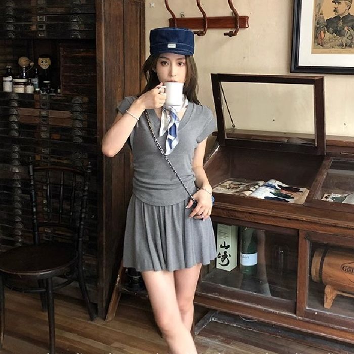 2025新款夏季韩系纯欲v领修身短袖T恤女夏季休闲半身裙学生