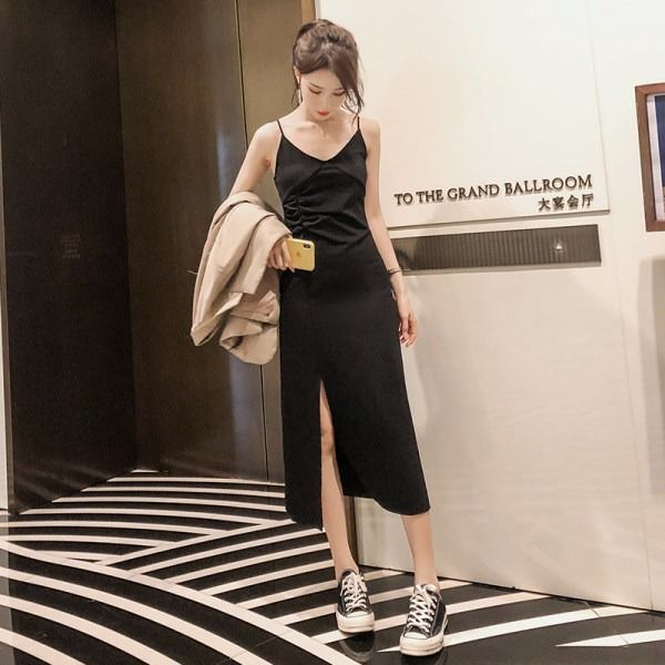 性感V领吊带连衣裙女长款2025秋冬新款显瘦气质打底裙内搭小