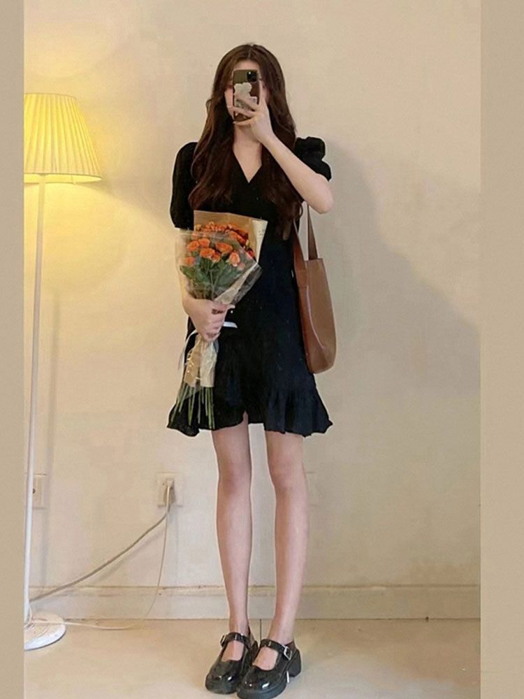 高评分 黑色泡泡袖气质连衣裙2025新款法式短款小黑裙收腰显