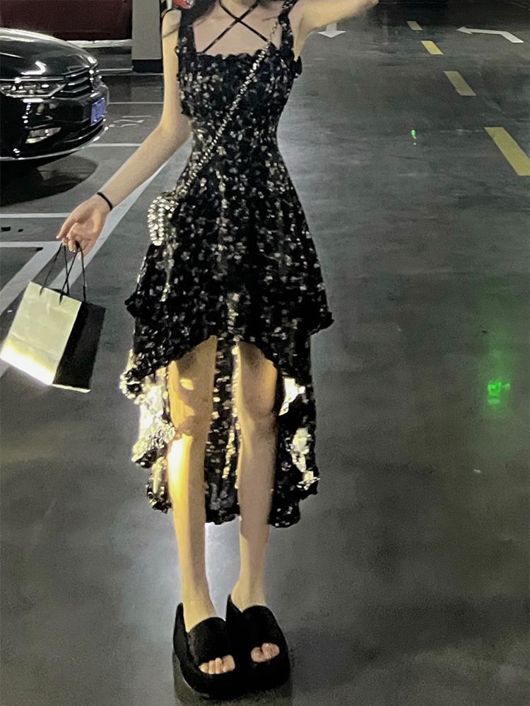 2025新款夏季碎花吊带裙新款方领收腰显瘦不规则设计感连衣裙