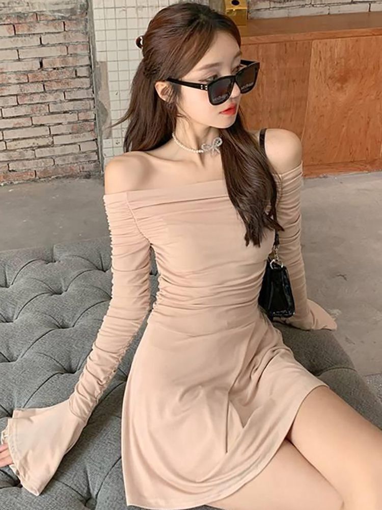 裸色性感纯欲气质裙子女秋季2025新款喇叭袖收腰显瘦一字肩连