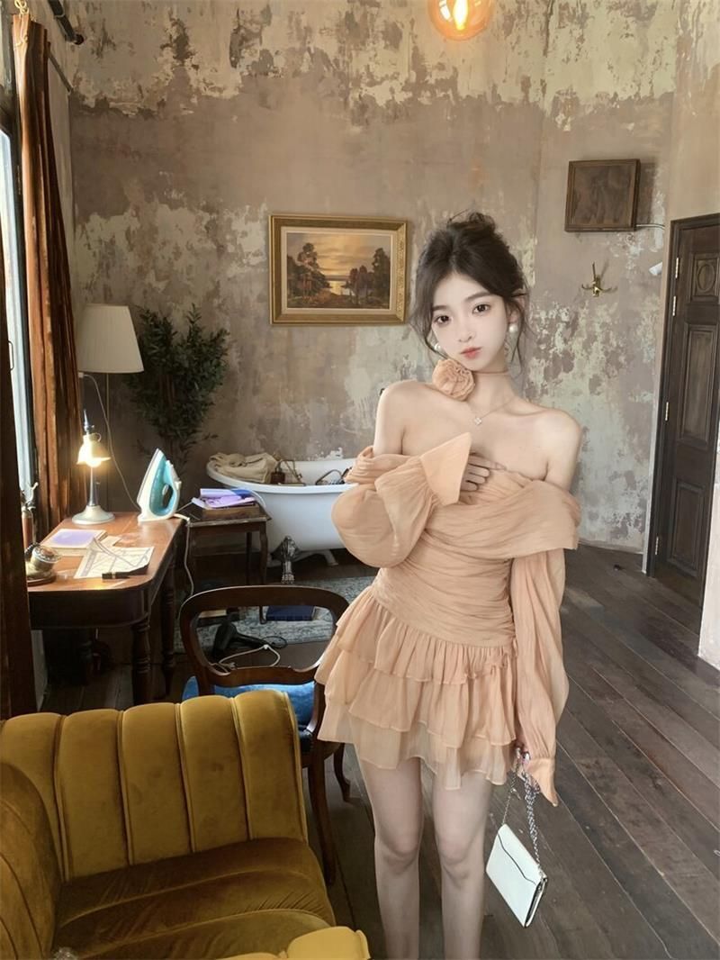 纯欲辣妹风抹胸连衣裙女夏褶皱微透高级感气质收腰显瘦长袖短裙