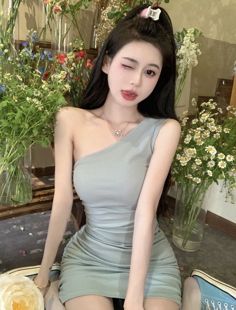 辣妹斜肩吊带背心裙子女夏季新款修身包臀显瘦甜辣别致惊艳连衣裙