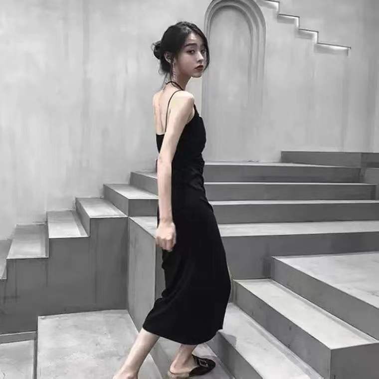 赫本黑色吊带连衣裙子女夏季2024新款高级感收腰显瘦气质春季