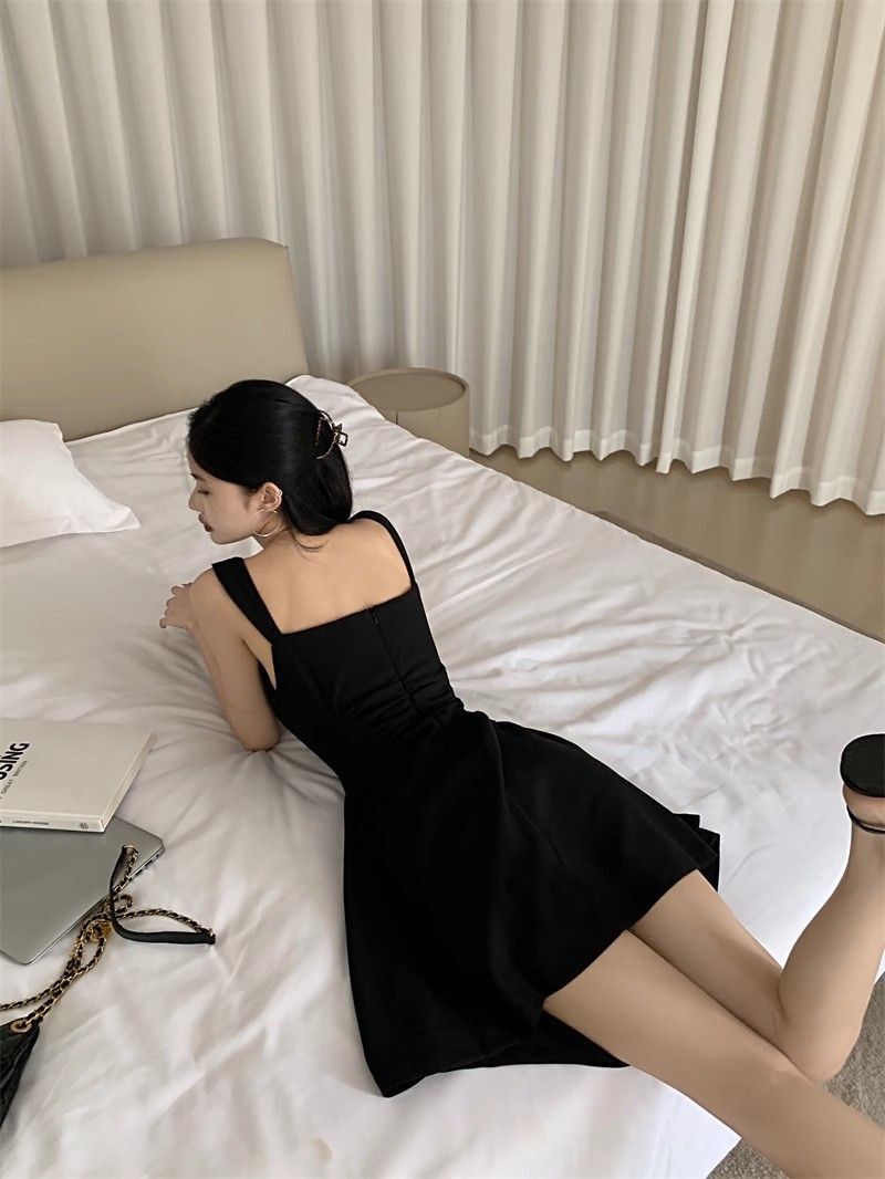 赫本风小黑裙气质背心连衣裙女夏季小众收腰显瘦吊带裙a字短裙子