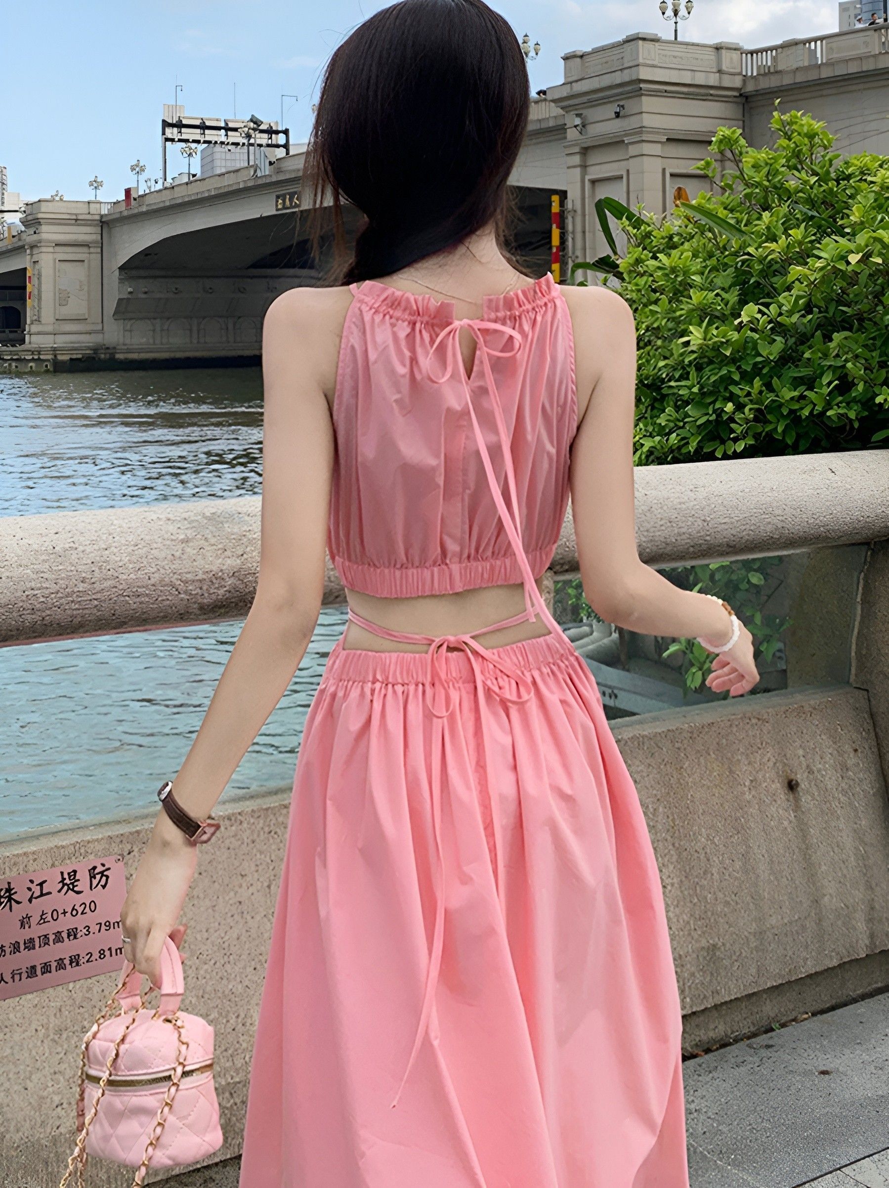 绝美粉色高级感挂脖吊带连衣裙女纯欲性感气质收腰绑带大摆长裙子