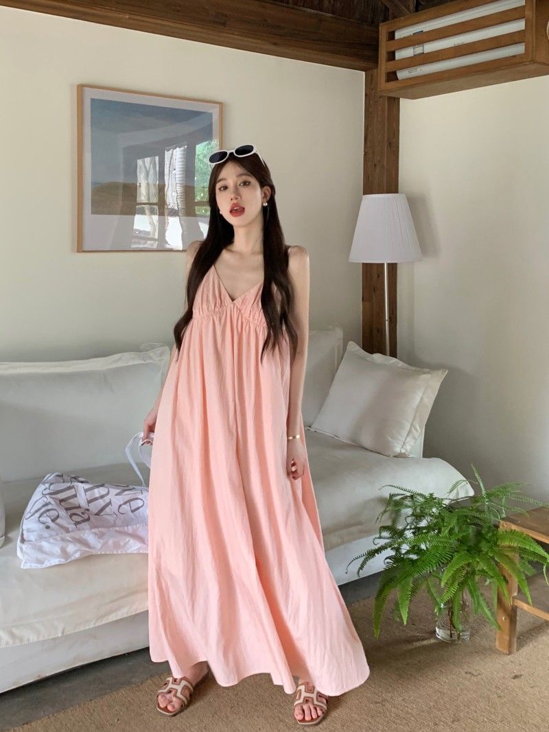 海边度假风粉色吊带连衣裙女夏季法式v领宽松显瘦无袖沙滩长裙子