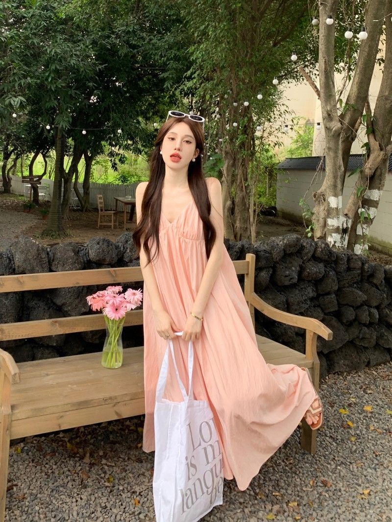 海边度假风粉色吊带连衣裙女夏季法式v领宽松显瘦无袖沙滩长裙子