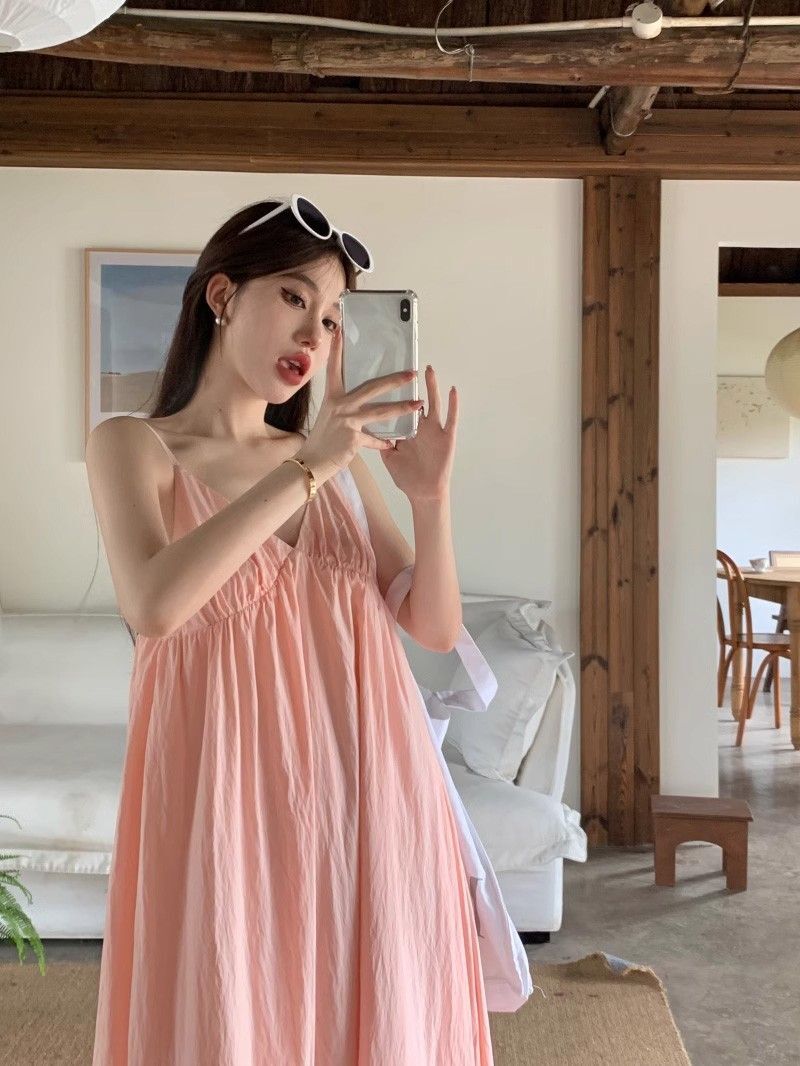 海边度假风粉色吊带连衣裙女夏季法式v领宽松显瘦无袖沙滩长裙子