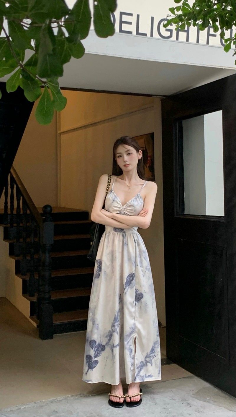 国风碎花挂脖吊带裙三亚海边度假连衣裙女收腰显瘦露背沙滩裙长裙