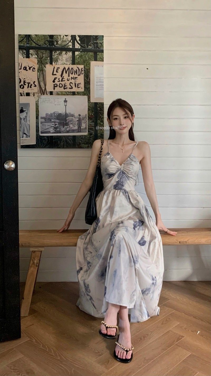 国风碎花挂脖吊带裙三亚海边度假连衣裙女收腰显瘦露背沙滩裙长裙