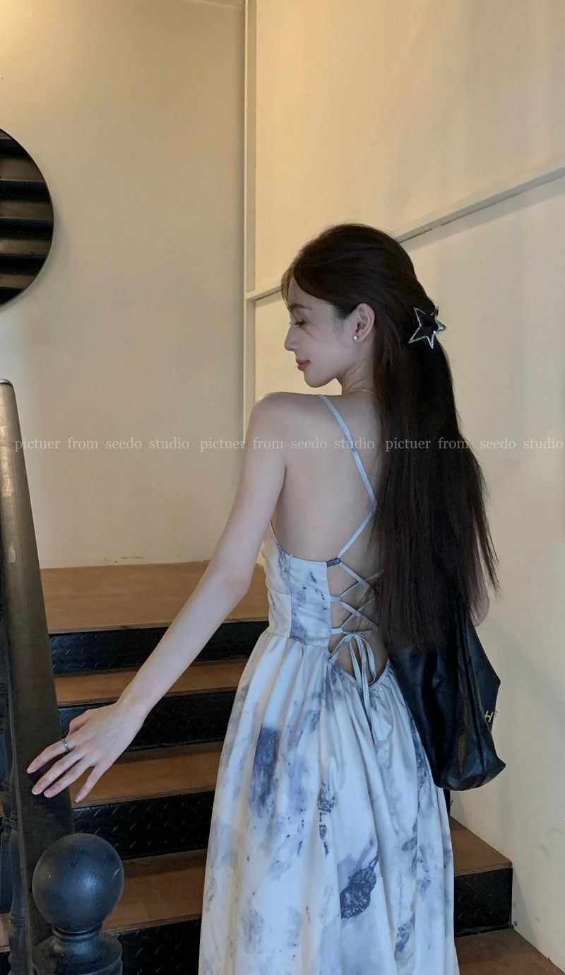 国风碎花挂脖吊带裙三亚海边度假连衣裙女收腰显瘦露背沙滩裙长裙