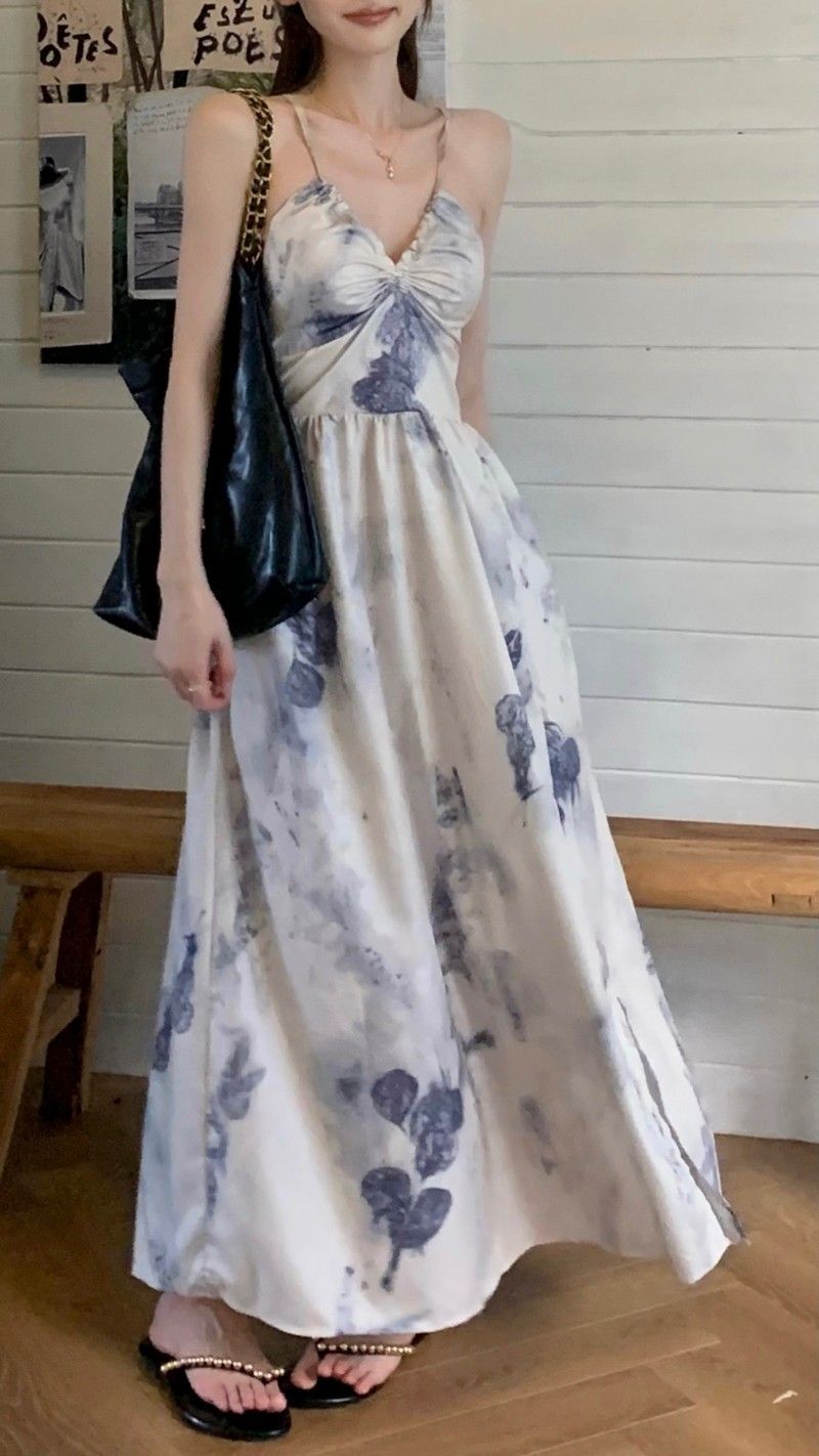 国风碎花挂脖吊带裙三亚海边度假连衣裙女收腰显瘦露背沙滩裙长裙