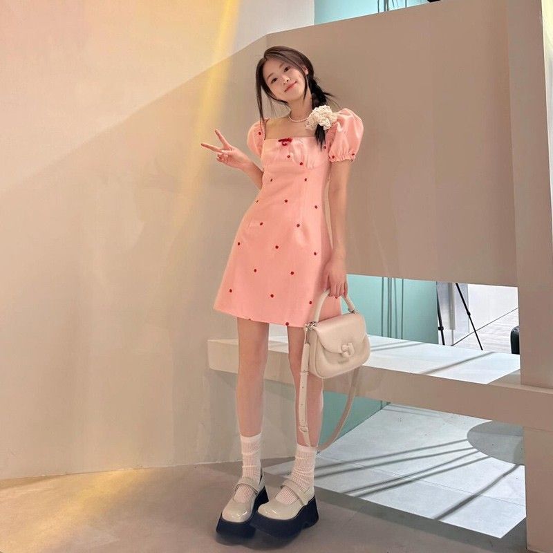 2024夏季新款小香风粉色方领短袖连衣裙女性感小个子法式甜辣