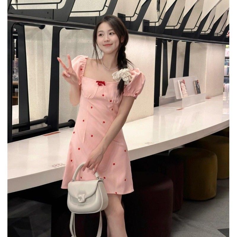 2024夏季新款小香风粉色方领短袖连衣裙女性感小个子法式甜辣