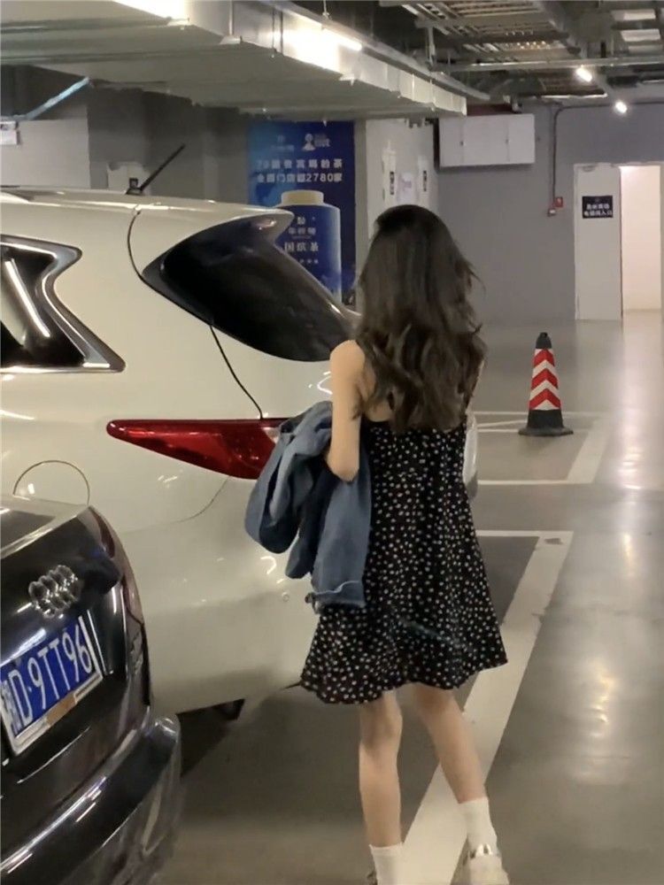 法式小众收腰茶歇连衣裙辣妹性感打结海边度假纯欲吊带印花滩裙裙