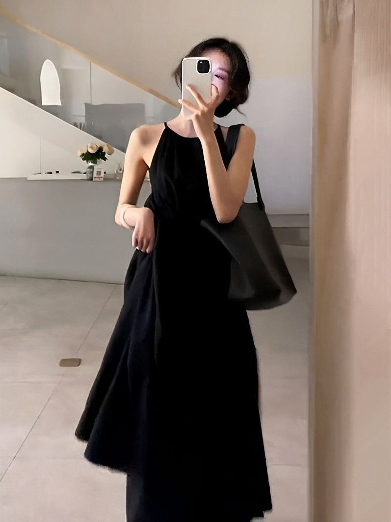 黑色露腰度假风连衣裙2025新款设计感收腰显瘦无袖挂脖长裙女