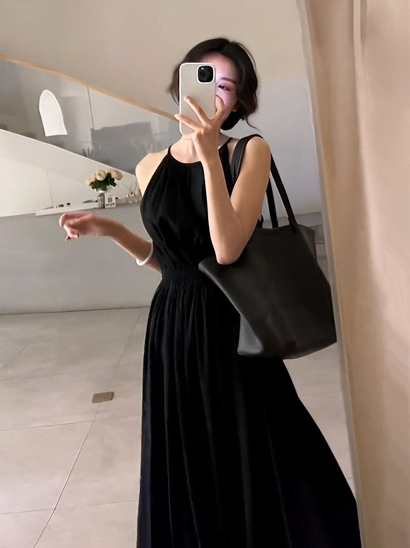 黑色露腰度假风连衣裙2025新款设计感收腰显瘦无袖挂脖长裙女