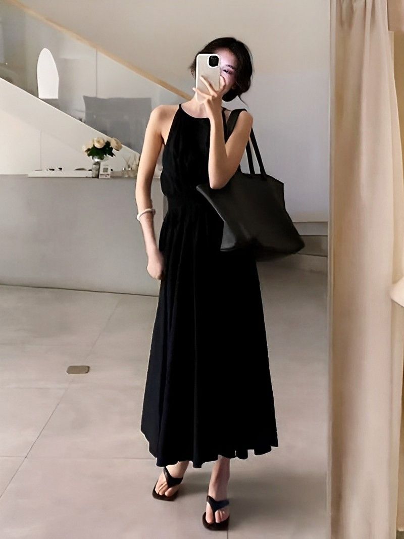 黑色露腰度假风连衣裙2025新款设计感收腰显瘦无袖挂脖长裙女