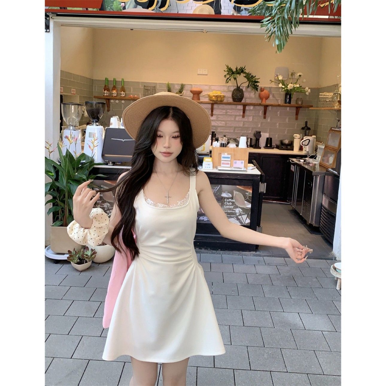 白色蕾丝花边吊带裙女装夏季法式气质褶皱收腰显瘦A字无袖短裙子