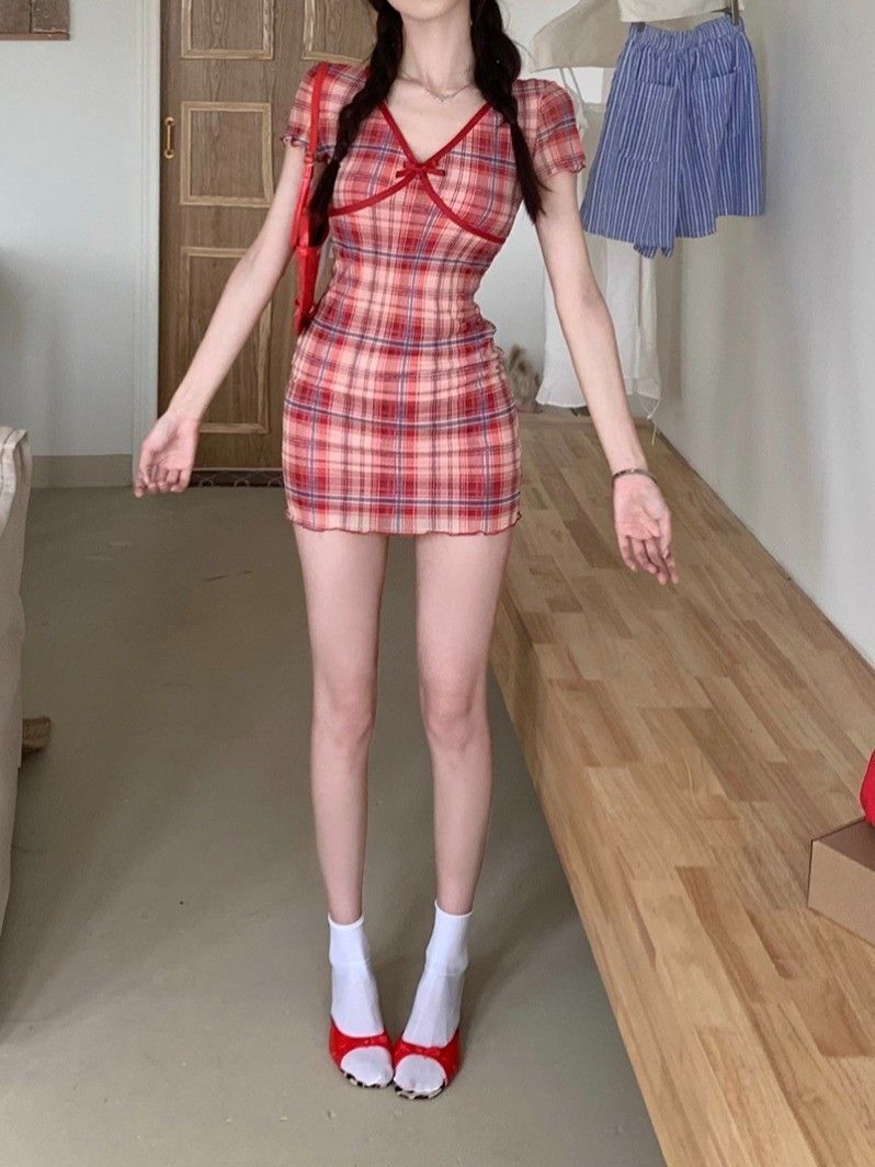 红色格子短袖连衣裙女夏季辣妹包臀短裙高级感显身材低胸v领裙子