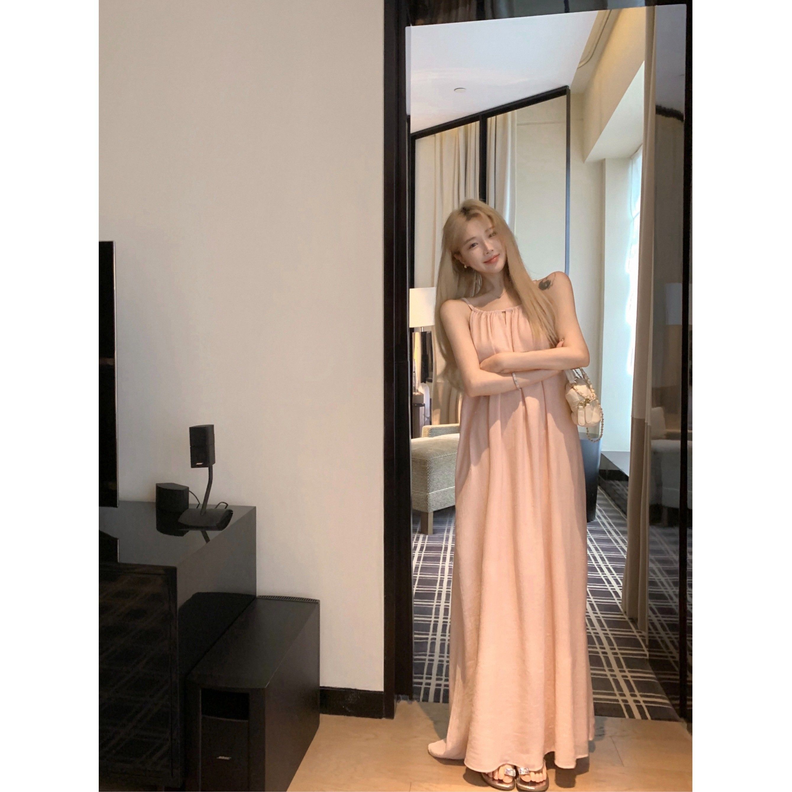 慵懒度假风吊带连衣裙女夏季镂空设计感宽松休闲长裙小众褶皱裙子