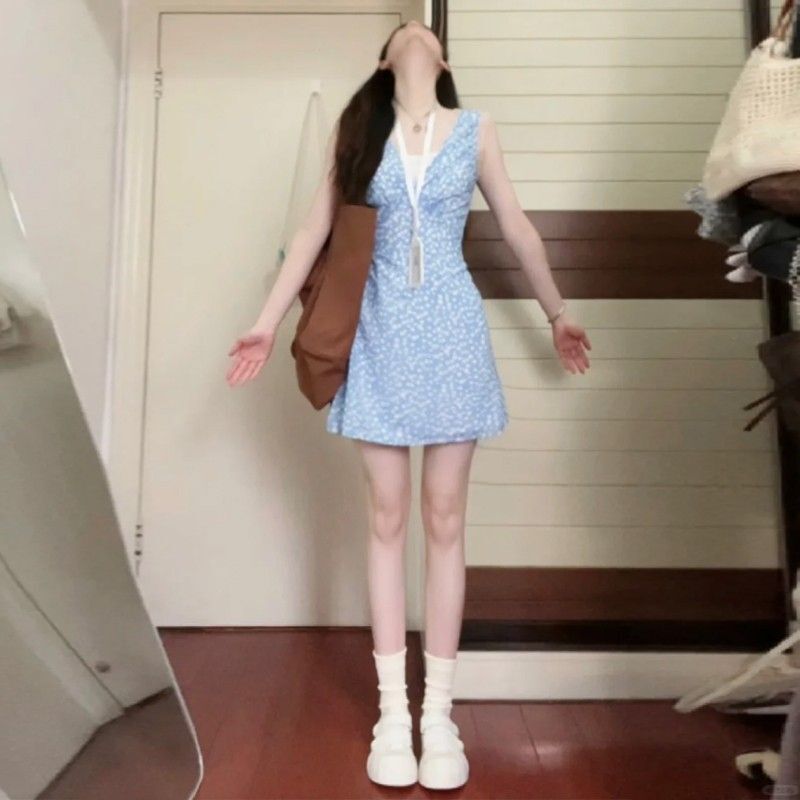 韩系蓝色清新碎花v领背心连衣裙女夏季修身度假风无袖收腰短裙子