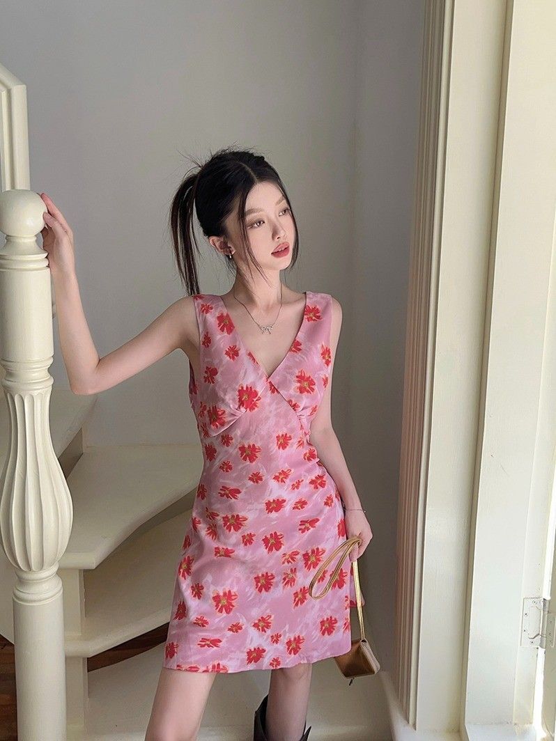 法式度假风V领碎花无袖背心连衣裙夏季新款修身显瘦别致百搭短裙