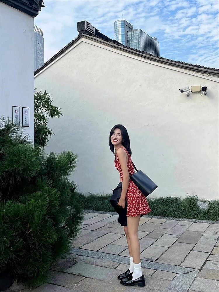 红色复古碎花吊带连衣裙女夏季新款茶系纯欲法式气质V领港风短裙