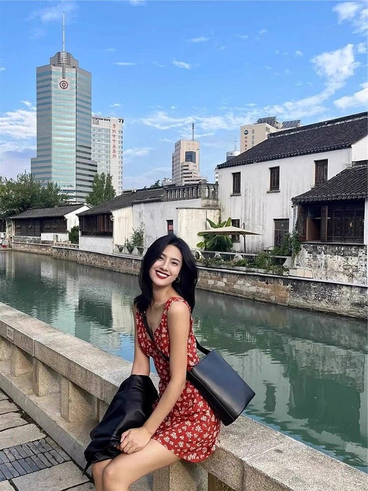 红色复古碎花吊带连衣裙女夏季新款茶系纯欲法式气质V领港风短裙