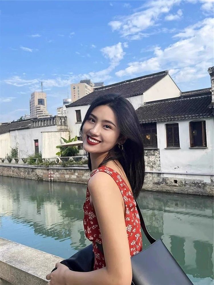 红色复古碎花吊带连衣裙女夏季新款茶系纯欲法式气质V领港风短裙