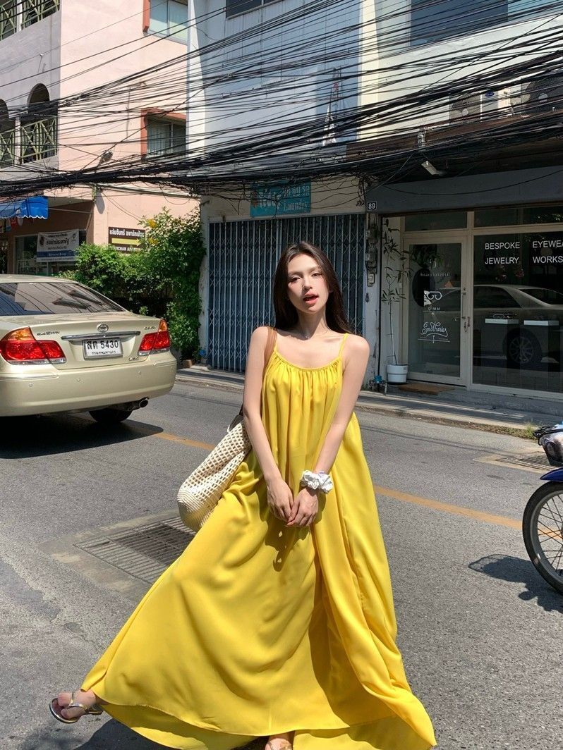 海边度假性感露背吊带连衣裙女夏季新款宽松a字裙温柔黄色长裙子