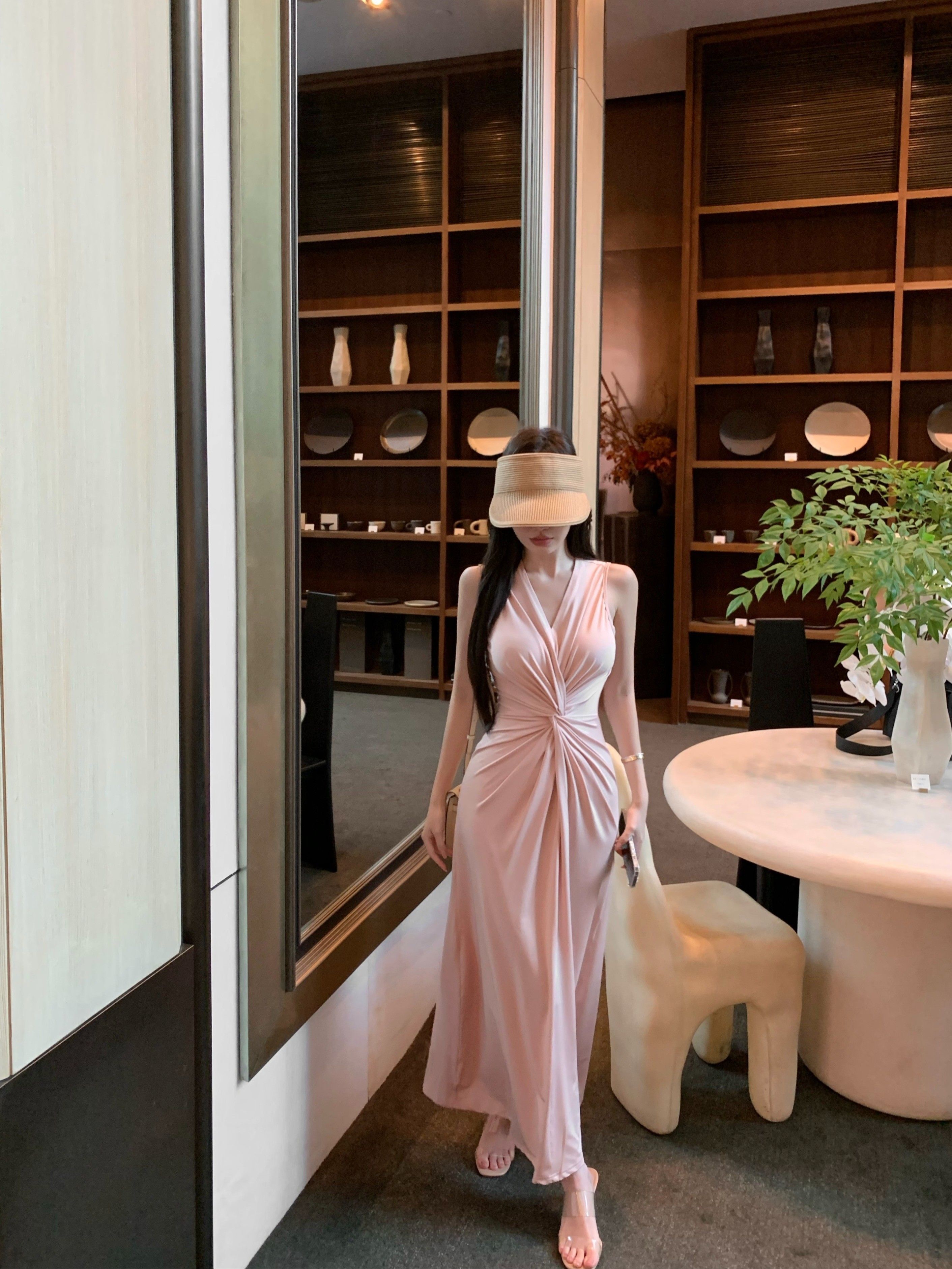 法式名媛风粉色无袖连衣裙女夏季气质褶皱v领收腰修身包臀长裙子