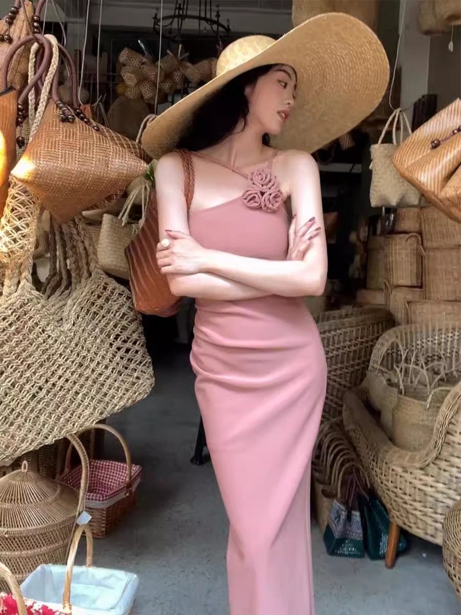 法式复古花朵挂脖吊带连衣裙女2024春季新款设计感修身显瘦肯 法式复古花朵挂脖吊带连衣裙女2024春季新款设计感修身显瘦肯