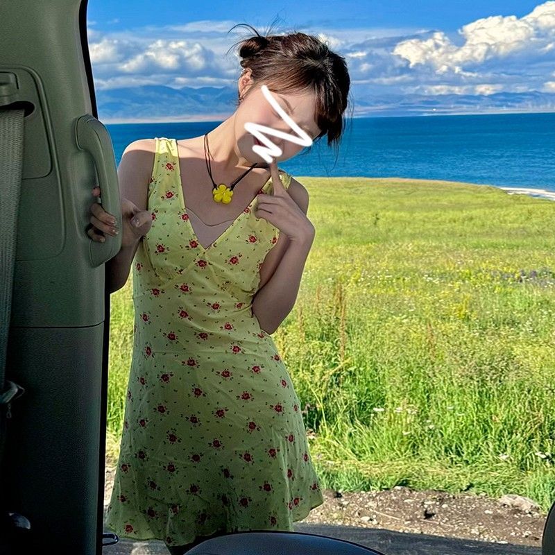 2025新款黄色无袖v领碎花连衣裙子女夏季法式小个子辣妹系带 2025新款黄色无袖v领碎花连衣裙子女夏季法式小个子辣妹系带