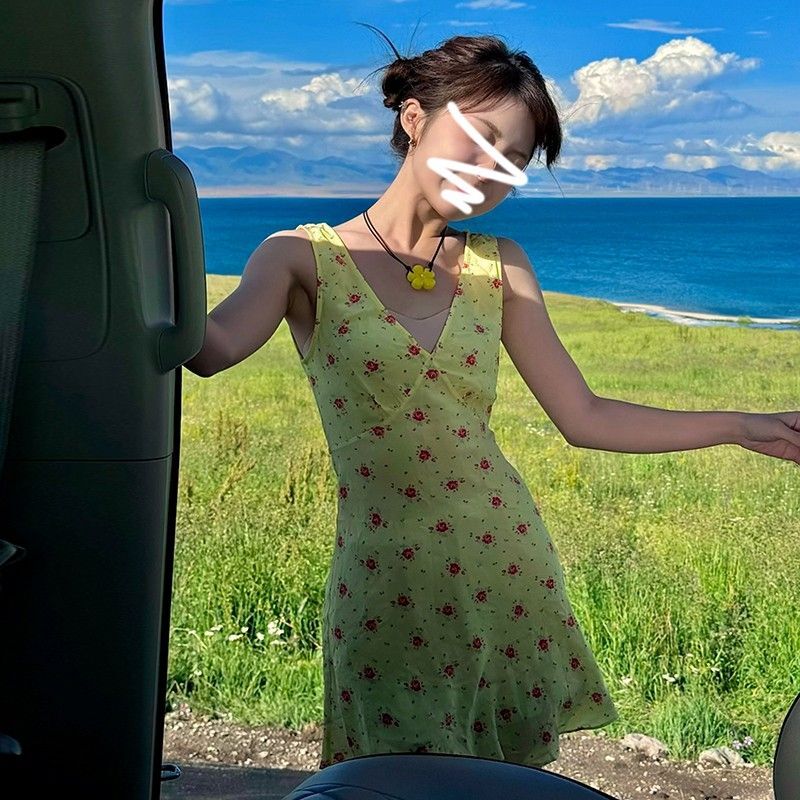 2025新款黄色无袖v领碎花连衣裙子女夏季法式小个子辣妹系带