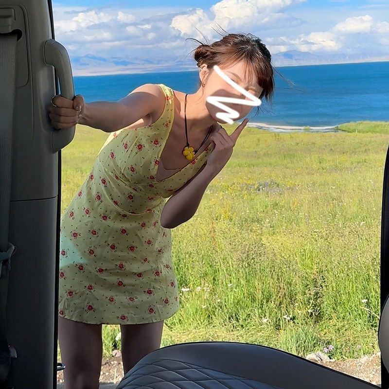 2025新款黄色无袖v领碎花连衣裙子女夏季法式小个子辣妹系带