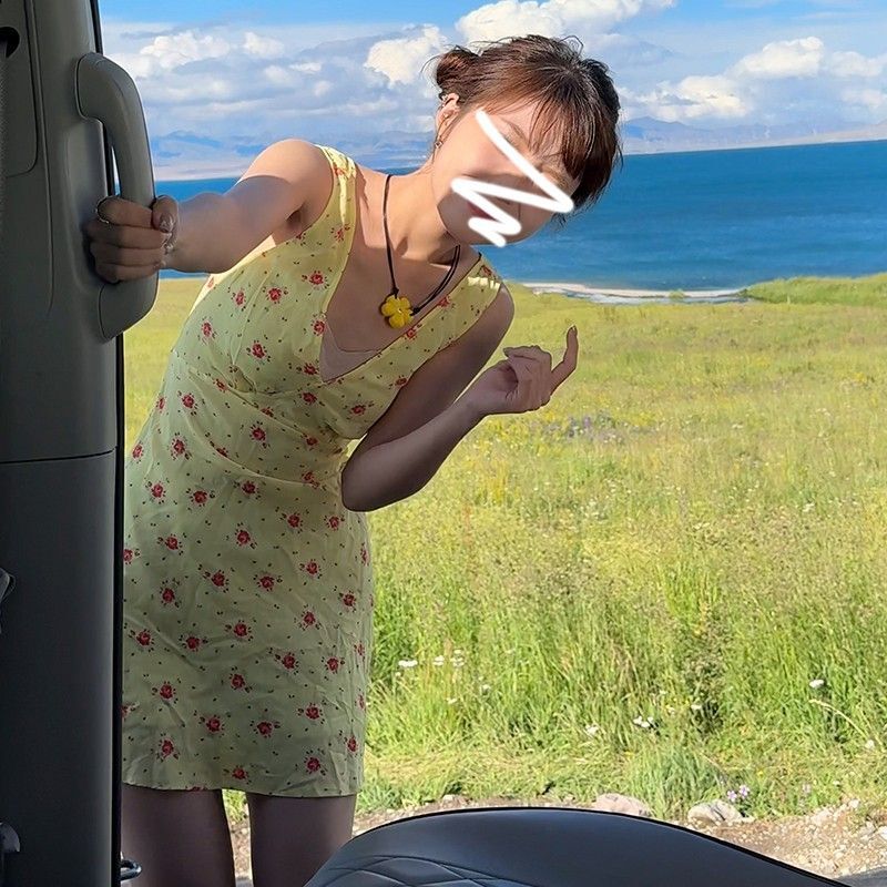 2025新款黄色无袖v领碎花连衣裙子女夏季法式小个子辣妹系带