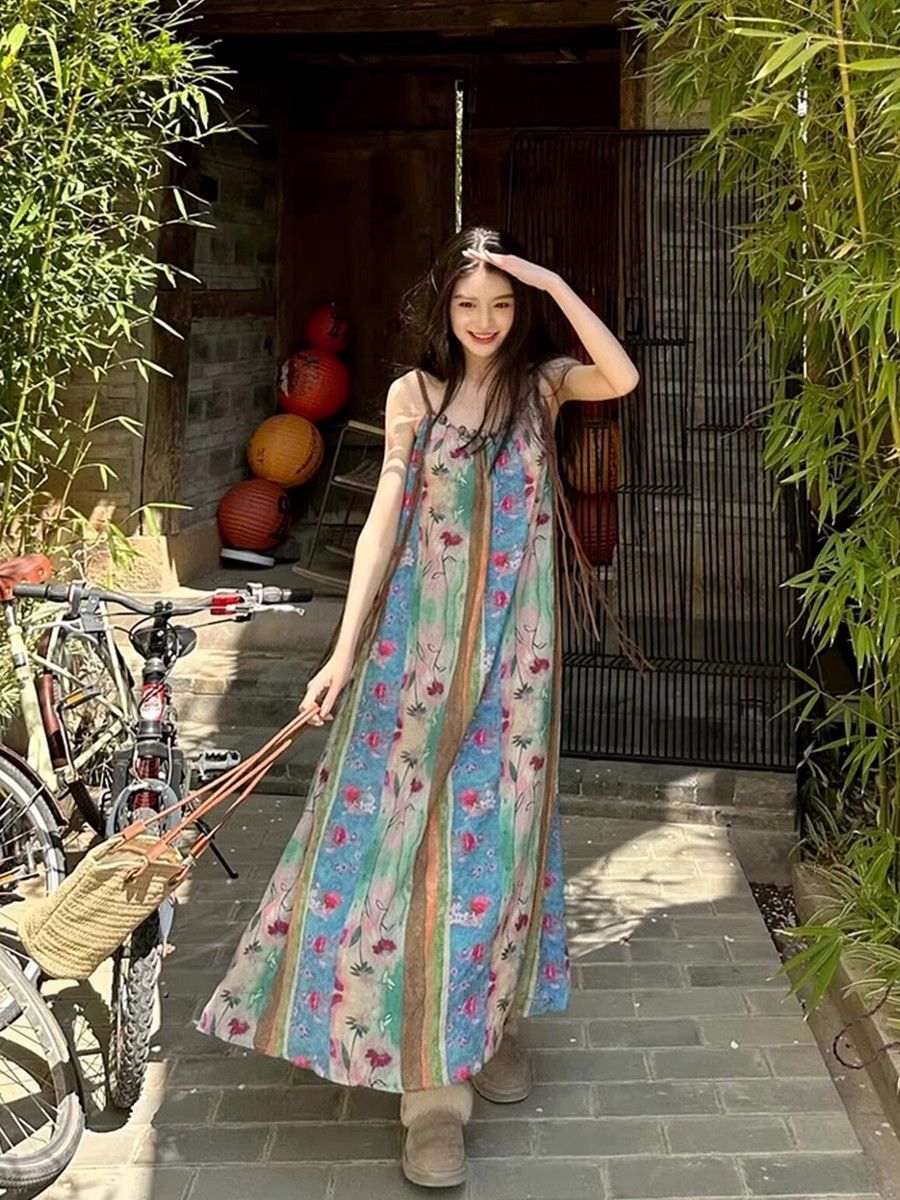 吊带连衣裙2025夏季新款复古风碎花度假气质无袖小个子长裙子