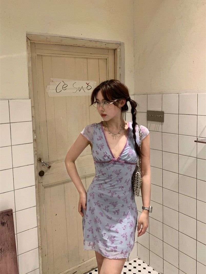 纯欲风ins裙子女夏氛围感小飞袖V领收腰A字短款蝴蝶结碎花连