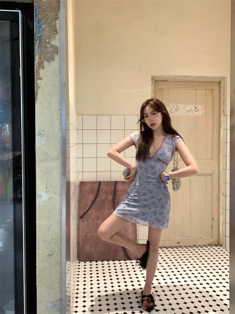 纯欲风ins裙子女夏氛围感小飞袖V领收腰A字短款蝴蝶结碎花连