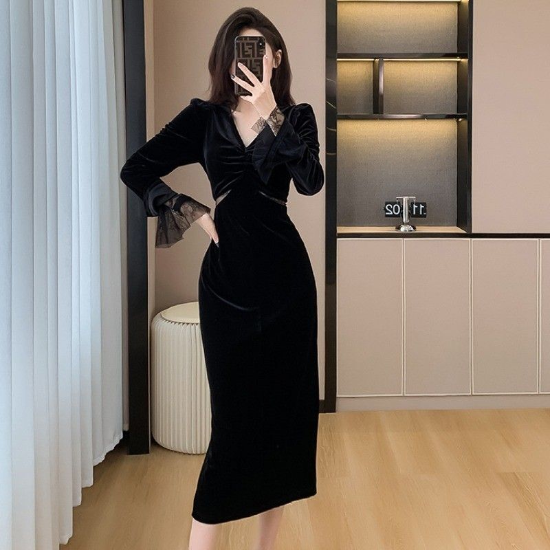 黑色高级感长袖金丝绒连衣裙女秋v领网纱露腰显瘦包臀开叉中长裙