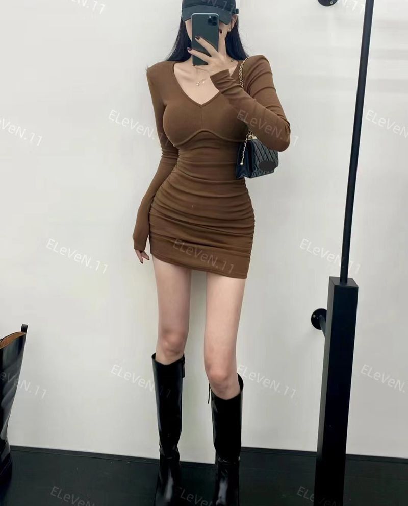 低胸v领垫肩连衣裙女秋冬纯欲辣妹性感包臀短裙紧身打底内搭裙子