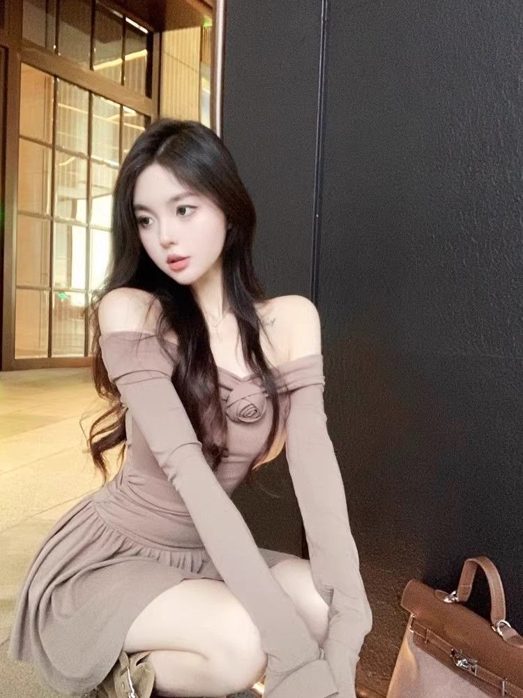 立体玫瑰花朵连衣裙秋装新款小个子洋气收腰显瘦性感一字肩A字裙