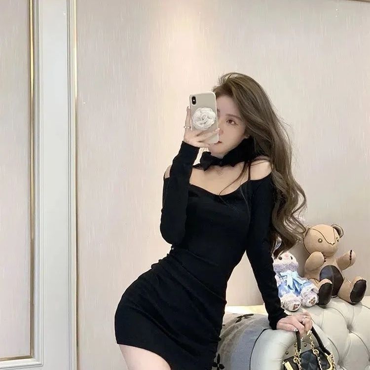 复古辣妹纯欲露肩挂脖连衣裙女秋冬新款性感弹力修身内搭包臀裙子