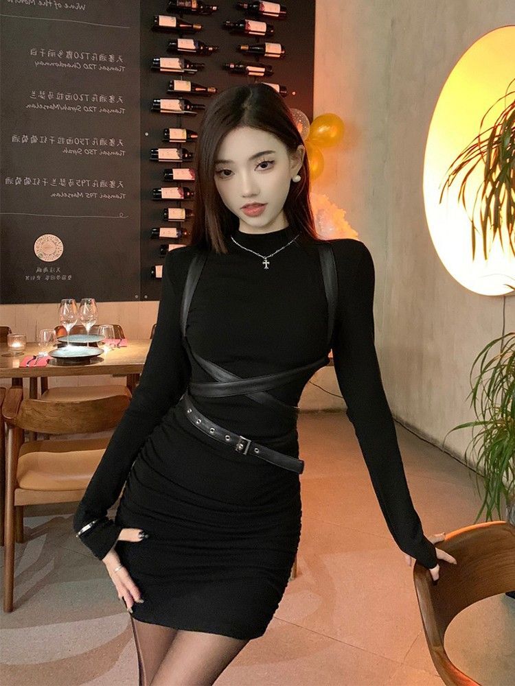黑色性感辣妹连衣裙子女早秋季2024年新款内搭打底紧身收腰包
