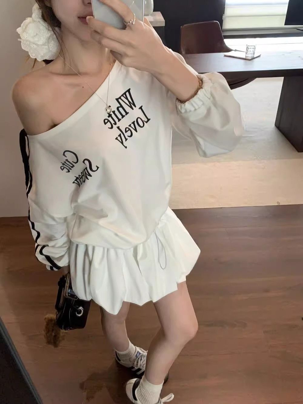 字母印花斜肩长袖卫衣连衣裙女秋季撞色杠条短裙显瘦收腰花苞裙子