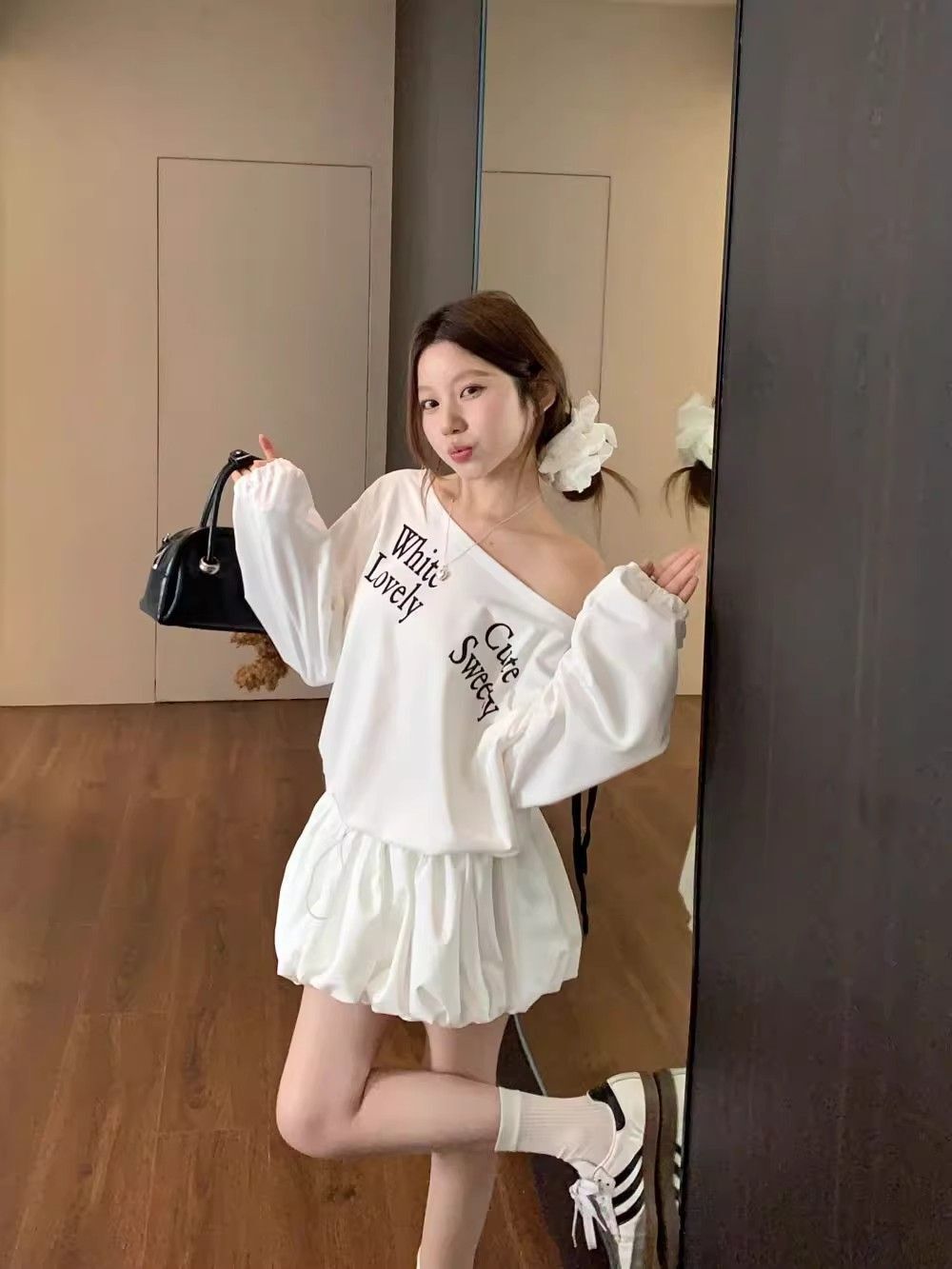 字母印花斜肩长袖卫衣连衣裙女秋季撞色杠条短裙显瘦收腰花苞裙子