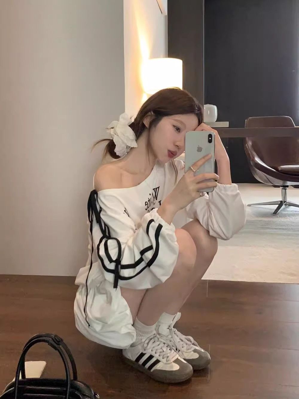 字母印花斜肩长袖卫衣连衣裙女秋季撞色杠条短裙显瘦收腰花苞裙子